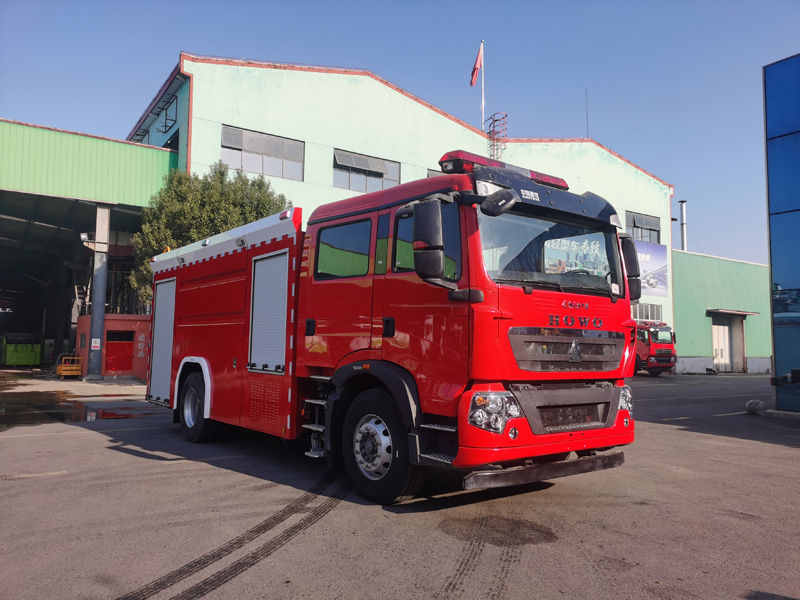 重汽豪沃泡沫消防車